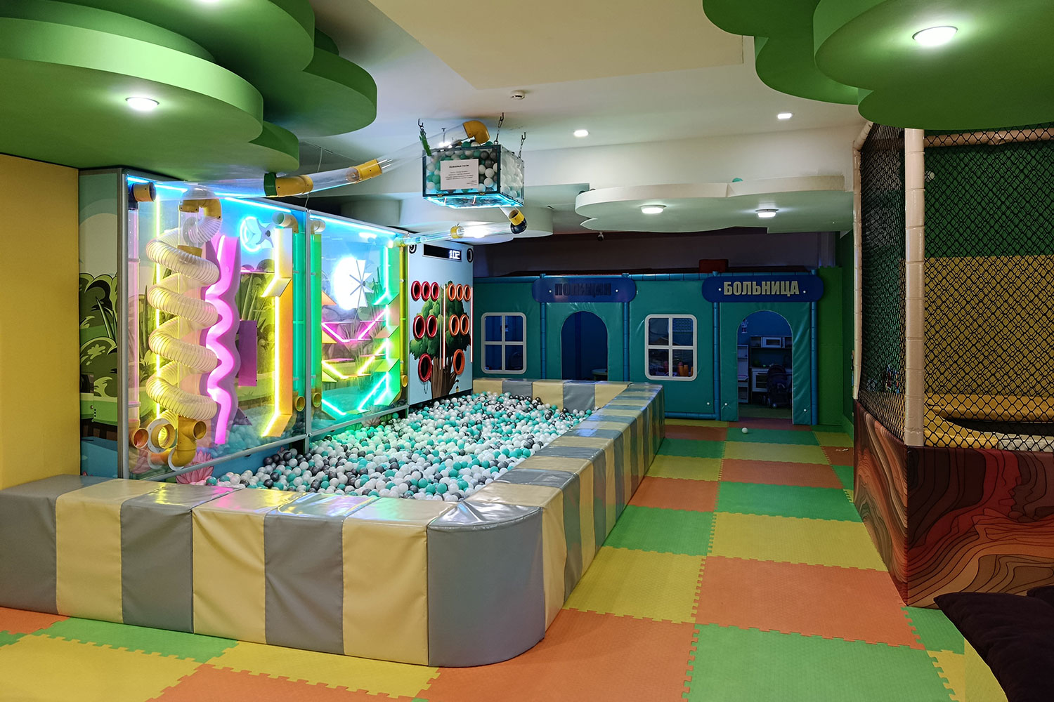 Kids Club в отеле Beton Brut: сухой бассейн и игровые домики