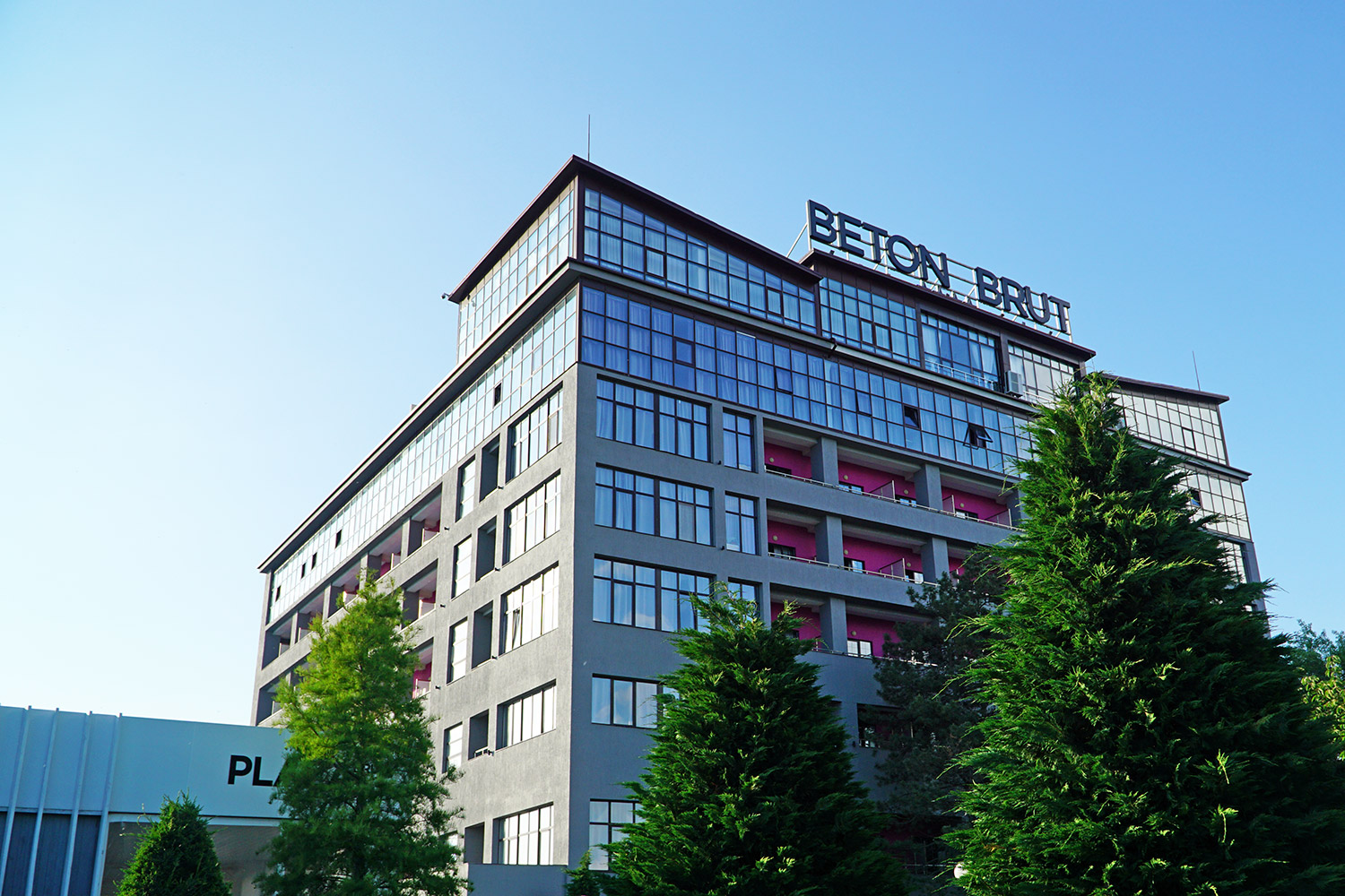 Главный корпус отеля Beton Brut среди сосен на высоком берегу Анапы