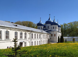 Юрьев монастырь в Великом Новгороде: Крестовоздвиженский собор с синими куполами в звёздах
